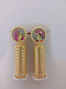 Conjunto de pendientes Royal Raga Jali, esmalte de aleación en tono dorado, pintura a mano, perlas de imitación en latón pesado, producto a granel, diseño personalizado - Product Image 5