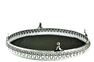 ขาตั้งเค้กทรงกลมสีเงินแบบมินิมอล ดีไซน์เนอร์ออกแบบ เหมาะสำหรับงานสังสรรค์ในครอบครัว การรับประทานอาหาร และการต้อนรับแขก จากอินเดีย - Product Image 2