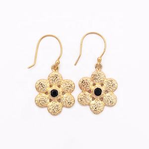 Pendientes de diseño chapados en oro hechos a mano con piedras preciosas de iolita, forma de flor pequeña, estilo colgante texturizado, pendientes colgantes de Material de latón - Product Image 6