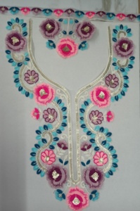 Patch de col de cou de luxe avec broderie détaillée et travail de paillettes sur un tissu en filet doux pour la mode de chemisier de robe saree kurti - Product Image 4