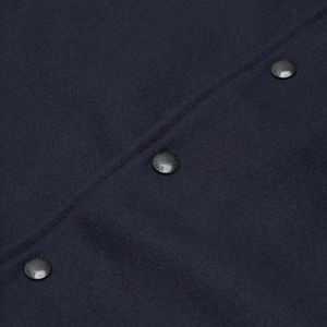 Chaqueta Universitaria Estilo Varsity para Hombre, Corte Clásico, Negra, Lana Melton, Mangas de Cuero con Logotipo Personalizado, Chaqueta Larga Delgada de Alta Calidad - Product Image 3