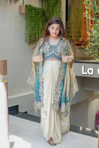 Ensemble Lehengas Choli traditionnel de créateur avec haussement d'épaules et chemisier Costume pakistanais élégant entièrement cousu pour les fêtes prêt à porter - Product Image 3