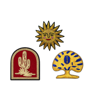 Parches bordados de hilo dorado con alambre de lingotes, hechos a mano, personalizados OEM, insignias de lujo 3D, pin de color sólido, distintivos para blazer, gorras y logotipos. - Product Image 2
