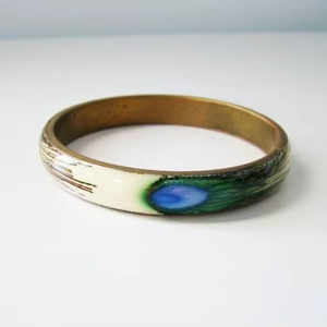 Brazalete de latón con diseño de plumas de pavo real, lo último en accesorios de joyería para mujer - Product Image 1