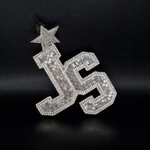 จี้โมอิสซาไนต์หรูหรา เงินแท้ 925 สลักโลโก้ตามสั่ง ขนาดใหญ่ 3 นิ้ว รูปทรงเหรียญกลม VVS จี้โมอิสซาไนต์สั่งทำพิเศษ - Product Image 1