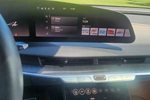 Lucid Air Touring 2023, quatre moteurs, transmission intégrale, autonomie de 384 miles, toit en verre, éclairage gauche, R19 Cosmos Silver, boîte de vitesses automatique - Product Image 4