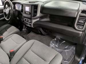 Impressionnant RAM 1500 Tradesman Crew Cab 4WD 2024 d'occasion en parfait état avec faible kilométrage en stock, proposé à un prix incroyable - Product Image 3