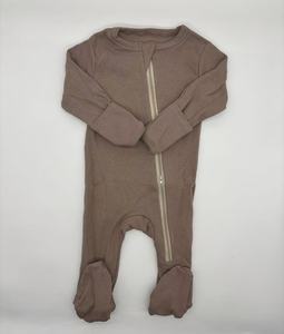 Vente en gros de vêtements pour bébés Barboteuse de luxe biologique douce côtelée Bébé filles et garçons 0-6 mois Vêtements de nuit Combinaison hiver Style décontracté - Product Image 1