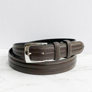Ceinture en cuir pleine fleur pour homme, noire, avec surpiqûre blanche signature couture et finition ton platine - Product Image 1