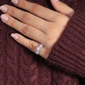 แหวนเพชรธรรมชาติสำหรับผู้หญิง ดีไซน์หรูหรา คุณภาพส่งออก รับรองโดย IGI สำหรับขายส่ง - Product Image 3