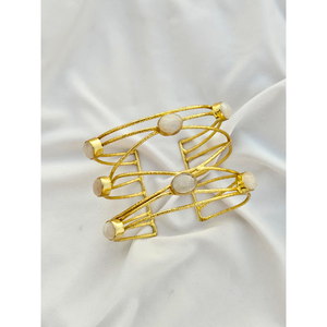 Brazalete de Latón Chapado en Oro con Piedra Lunar, Accesorio de Moda - Product Image 1
