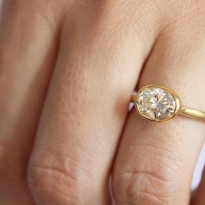 Anillo de diamante cultivado en laboratorio ovalado IGI, anillo de diamante creado en laboratorio de oro amarillo sólido de 14 quilates para boda y anillo o banda de compromiso - Product Image 3