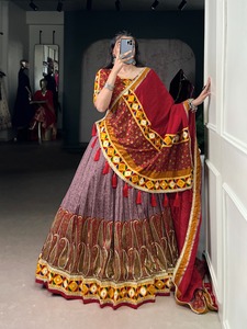 Soie Tussar élégante avec impression Kashmiri et miroir Gamthi Work Lehenga Choli Fabricant et fournisseur de Surat à bas prix - Product Image 3