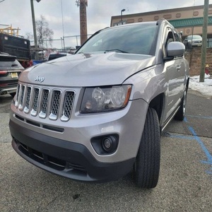 SUV Compass 2014 d'occasion en excellent état, finition Latitude, transmission intégrale, extérieur argenté, boîte manuelle 6 vitesses, moteur 2.5L, 172 ch, automatique. - Product Image 1