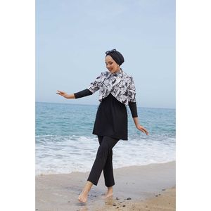 Traje de Baño Negro Modesto para Niñas con Estampado de Letras en la Parte Superior - Product Image 3