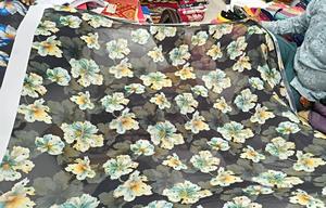 Estampado digital en georgette con trabajo de diamantes. Eleva tu colección de moda con nuestra tela de georgette premium, que ofrece colores vibrantes. - Product Image 2