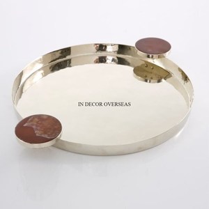 Bandeja de servicio de forma redonda pulida con espejo brillante con acabado de Color plateado de metal resistente con asas de diseño únicas de la India - Product Image 1