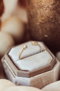 Bague ouverte en or blanc massif 10 carats avec baguette et bague de fiançailles et de mariage en diamant de laboratoire de taille ronde - Product Image 5