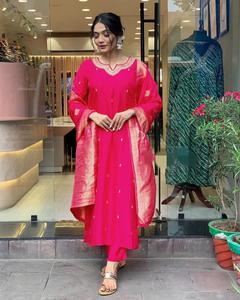 Último traje de diseñador atractivo viscosa pesada seda romana Kurti pantalón y Dupatta con bordado a mano Zari tejido trabajo para la venta - Product Image 3