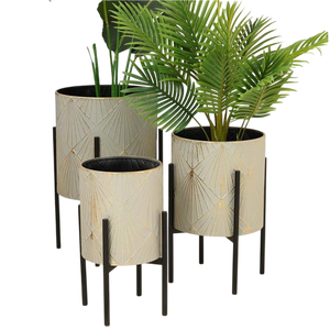 Jardinière de sol au design antique moderne avec un grand support en métal noir pour les plantes d'intérieur dans les espaces de vie et de travail modernes - Product Image 1