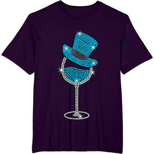 T-shirt décontracté à manches courtes et col rond pour homme Index Apparel, motif verre à vin noir orné de strass et chapeau vert, coupe régulière - Product Image 2