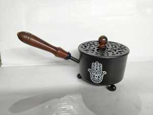Quemador de resina de incienso de hierro con símbolo impreso recubierto de polvo artesanal y quemador de carbón con mango de madera Caldero de hierro - Product Image 5