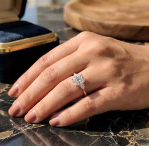 Anillo de Compromiso de Lujo con Corte Alargado Tipo Cojín o Trillón, Cultivado en Laboratorio, Certificado por IGI, de 2.00-5.00 Quilates, con Engaste Catedral en Oro de 10K/14K/18K - Product Image 2