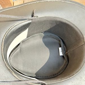 หมวกคาวบอยหนังสีดำสำหรับผู้ชาย ปีกกว้าง สไตล์เอาท์แบ็ค - Product Image 5