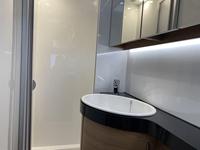 Caravane de luxe de haute qualité pour la famille, remorquable, avec toit rigide, salle de bain indépendante et auvent extérieur