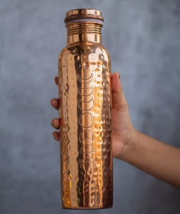 AK Laiton Moonphase Sculpté avec un design martelé Bouteille d'eau en cuivre Bouteille artisanale pour voyage/usage quotidien - Product Image 2