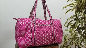 Sac de voyage tactique en coton matelassé imprimé à la main, imprimé tribal lumineux |   Sac à bandoulière de sport et de yoga |   Durable, grande capacité - Product Image 5