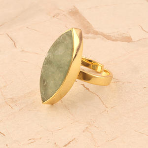 Bague empilable réglable en quartz fraise vert naturel au design simple et élégant bague en laiton plaqué or 18 carats en forme de marquise - Product Image 3