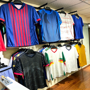 เสื้อฟุตบอลผู้ชาย OEM Retro Spainful แบบปรับแต่งได้ ลายทางสีแดงน้ำเงิน คลาสสิก ระบายอากาศดี ชุดฟุตบอลฤดูร้อน ไทย 1.1 - Product Image 1