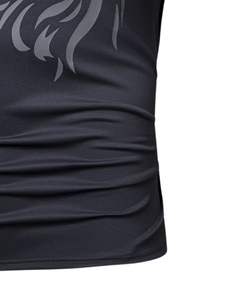 เสื้อยืดออกกำลังกายผู้ชายสีเทาเข้มผ้าโพลีเอสเตอร์แบบรัดรูป พิมพ์ลายสิงโตแบบด้าน แขนสั้น สำหรับเล่นกีฬาและฟิตเนส - Product Image 6