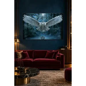 Fida Hibou blanc érigeant ses ailes dans la forêt sombre, impression sur toile - Product Image 1