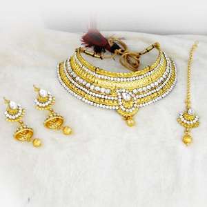 ชุดเครื่องประดับ kriaa 1107914B สร้อยคอโชกเกอร์ชุบทองและ Maang Tikka - Product Image 1