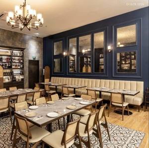 Chaise de salle à manger Victoria simple, fabriquée avec un cadre en teck massif de qualité et un tissage en rotin avec finition noyer pour une utilisation en intérieur. - Product Image 2