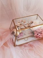 Boîte à bijoux en verre avec finition dorée, sélectionnée pour les boutiques haut de gamme recherchant un impact visuel exceptionnel et un prestige.