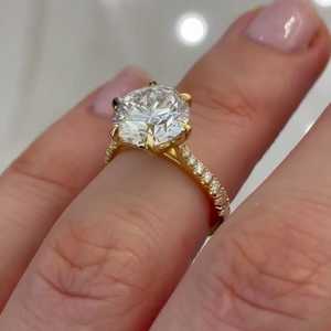 Anillo de Compromiso con Diamante Redondo Cultivado en Laboratorio de 2.20 Quilates, Estilo Catedral Pavé con Certificación IGI - Product Image 1