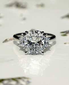 Anillo de compromiso de diamante de moissanita con corte de cojín alargado de tres piedras de 4,17 quilates, anillo clásico de moissanita de tres piedras en plata 925 - Product Image 1