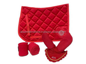 Ensemble de tapis de selle matelassé pour le saut d'obstacles avec écharpe anti-mouches, bandages et licou |   Ensemble assorti de tapis de selle pour le saut d'obstacles avec bonnet d'oreille et bandage - Product Image 4