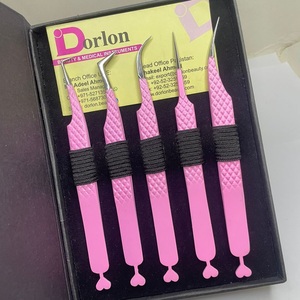 Pinzas de pestañas con agarre de diamante Rosa Pinzas con mango de corazón Juego de pinzas de extensión de pestañas de volumen y aislamiento con embalaje de caja negra - Product Image 1