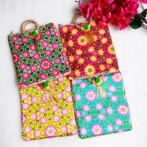 Assortiment de sacs à main à bandoulière imprimés Emboriderd Patola pour femmes cadeau de faveur de mariage - Product Image 2