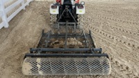 Niveleuse de terrain économique pour UTV/quad avec dents à ressort et rouleau de finition pour piste d'entraînement
