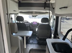 3C6MRVUG1NE129561 Autocaravana de Lujo Usada 2024, Cómoda y de Estilo Industrial, con Cocina Completa, Baño y Capacidad para 4 Personas, OEM - Product Image 3