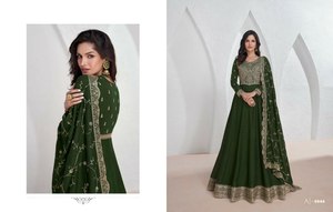 Sélection idéale pour les festivals ethniques, le Nouvel An, les fiançailles, les séances de photos en famille ou les rituels du temple, ce costume salwar intemporel - Product Image 2