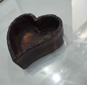 Bol en bois rustique en forme de coeur avec bordure d'écorce d'arbre naturel Bol rustique artisanal Plateau en bois décoratif aspect noyer brûlant - Product Image 2