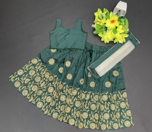 Conjunto Étnico de Fiesta para Niñas, Estilo Boutique de Moda Shoryam, Lehenga Choli Verde Oscuro, Blusa sin Mangas y Falda Bordada en Dorado - Product Image 1