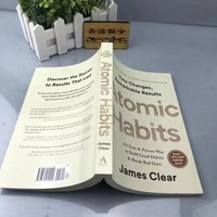 Habitudes atomiques Petites modifications Résultats remarquables |   Fiction brochée, texte noir et blanc, pour construire de meilleures habitudes et atteindre le succès