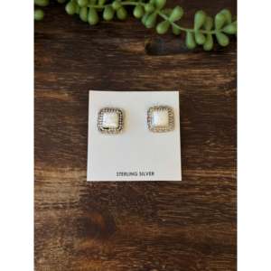 Pendientes de botón de plata esterlina y bálfalo blanco hechos por Navajo con engaste geométrico y diseño incrustado - Product Image 1